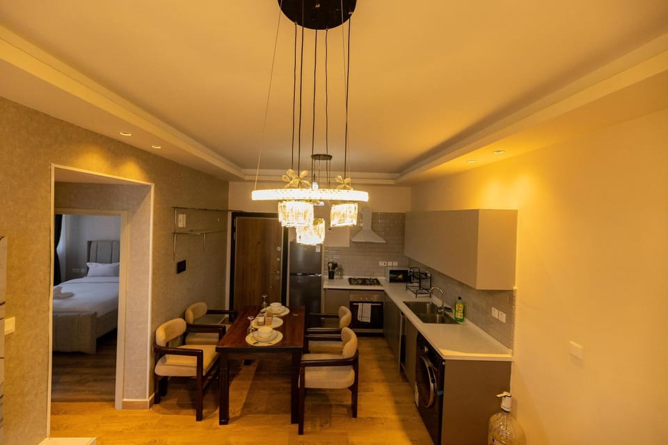 Kitchen or kitchenette, Dining area