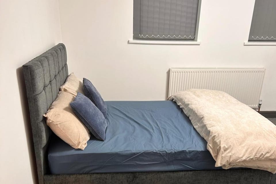 Apartment Sleeps 5 with Pets Welcome Apartment in Stoke-on-Trent