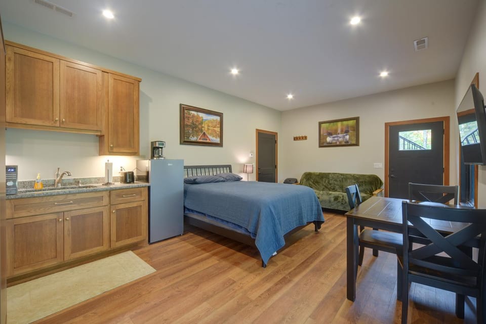 Cozy Lakefront Retreat w/ Patio on the Big Chip Apartment in Chief Lake