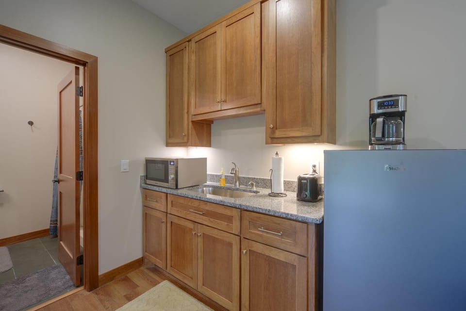 Cozy Lakefront Retreat w/ Patio on the Big Chip Apartment in Chief Lake