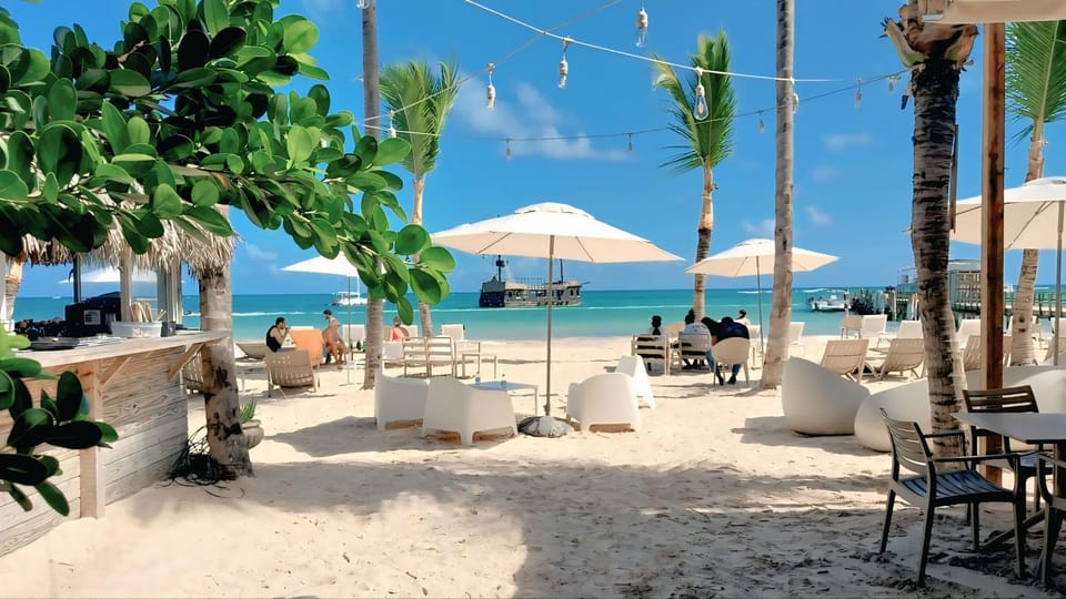 Patio, Nearby landmark, Restaurant/places to eat, Restaurant/places to eat, Day, Natural landscape, Lounge or bar, Beach, Area and facilities, sunbed