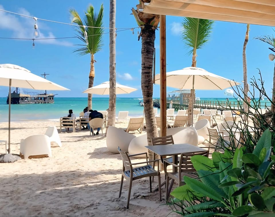 Patio, Restaurant/places to eat, Restaurant/places to eat, Natural landscape, Beach, sunbed