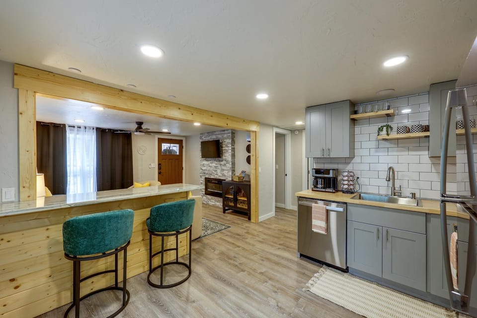 Mena Biking Haven: Walk to Downtown Shops! House in Mena