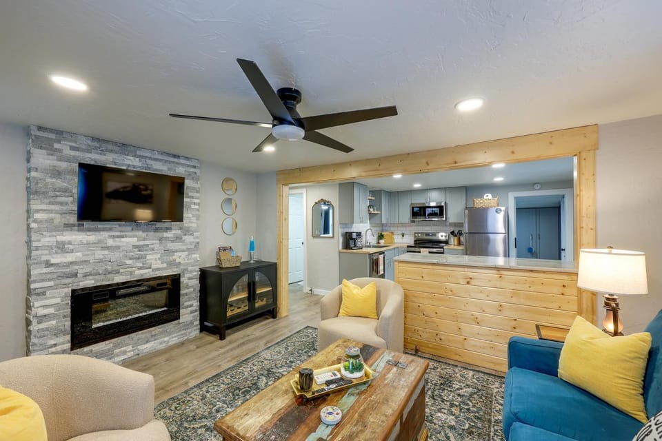 Mena Biking Haven: Walk to Downtown Shops! House in Mena