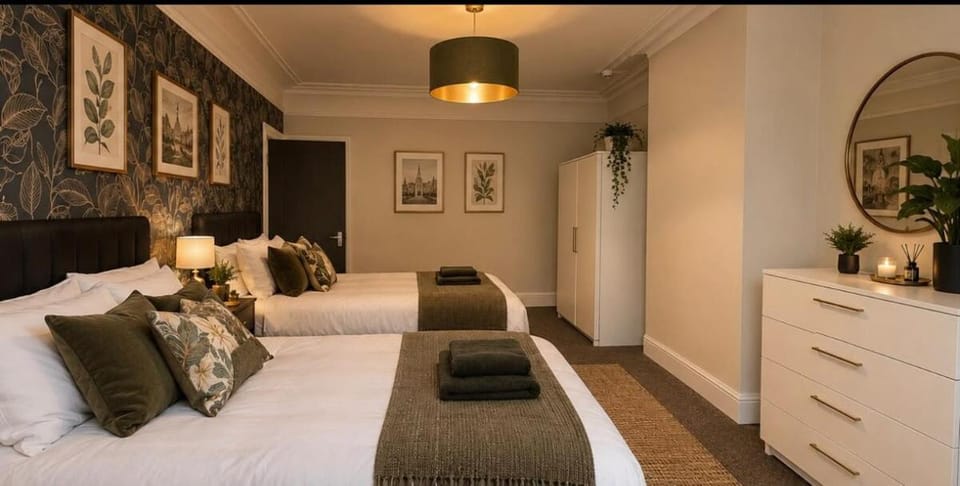 Stylish 4BR Stay, Sleeps 10, Derby Centre Apartment in Derby