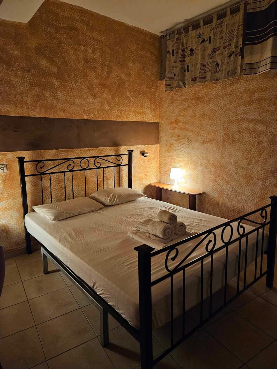 Bed, towels