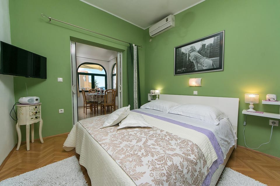 Bed, TV and multimedia, Bedroom