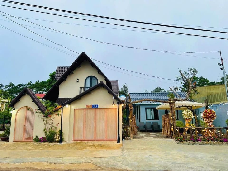 Property building, Day