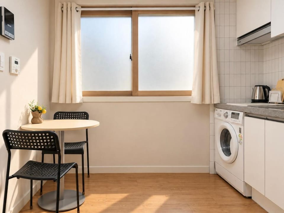 Coffee/tea facilities, Kitchen or kitchenette, Dining area, washing machine
