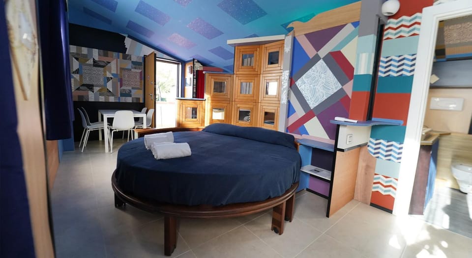 Photo of the whole room, Bedroom