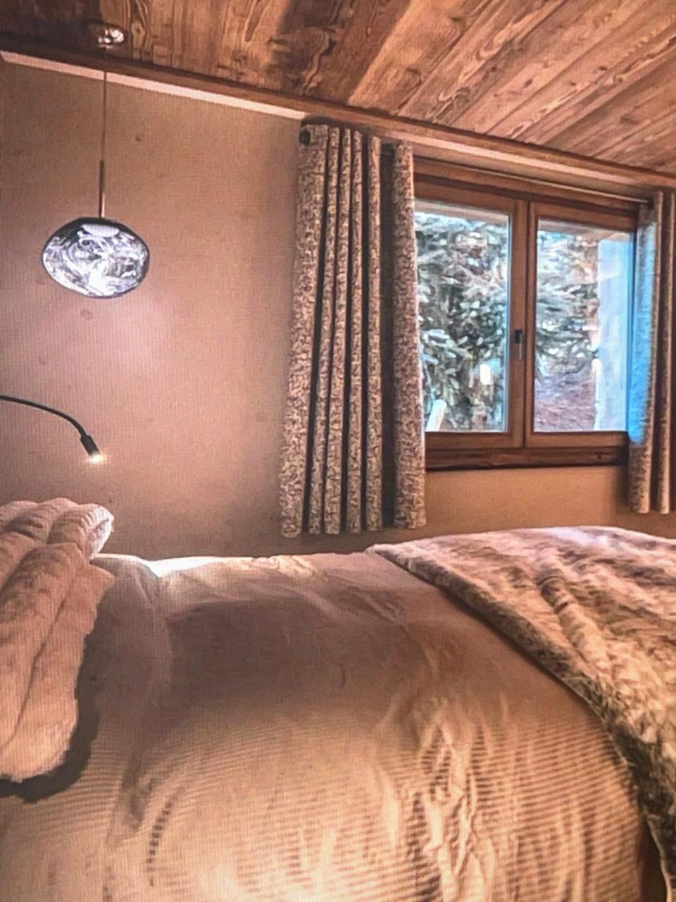 Bed, Winter, View (from property/room), Bedroom