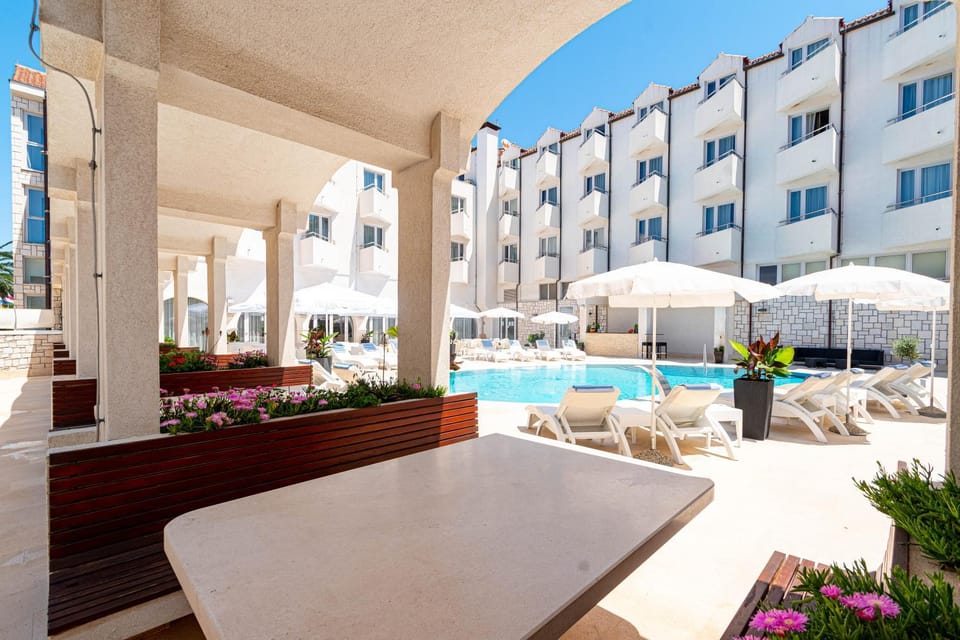 Property building, Day, Pool view, Swimming pool, sunbed