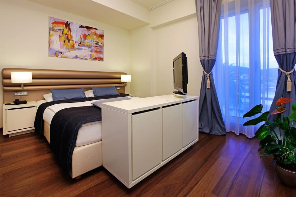 Bed, TV and multimedia, View (from property/room), Other, Photo of the whole room, Bedroom
