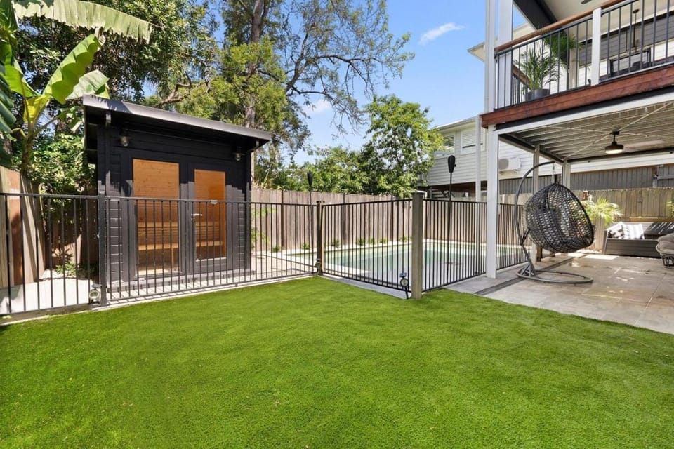 Charming & Modern Resort Living House in Indooroopilly