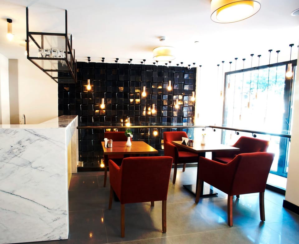 Communal lounge/ TV room, Coffee/tea facilities, Lobby or reception, Lounge or bar, Decorative detail, Seating area, City view, Drinks, Non alcoholic drinks