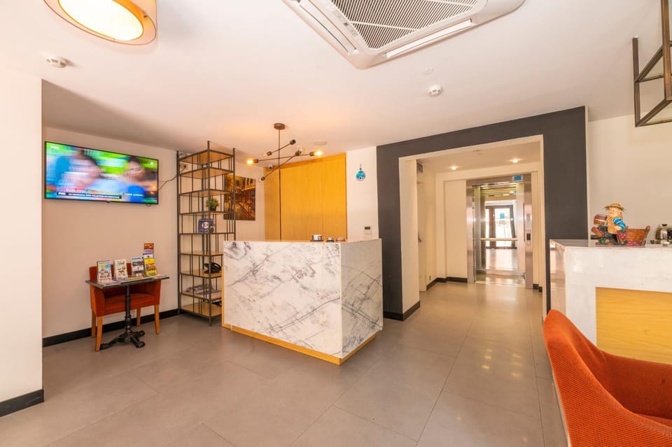 Communal lounge/ TV room, TV and multimedia, Lobby or reception, Seating area, air conditioner