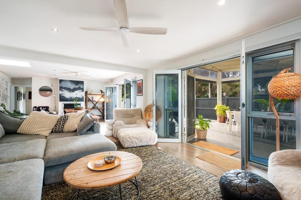 Cottesloe Coastal Escape, Fire Pit & Games House in Victoria