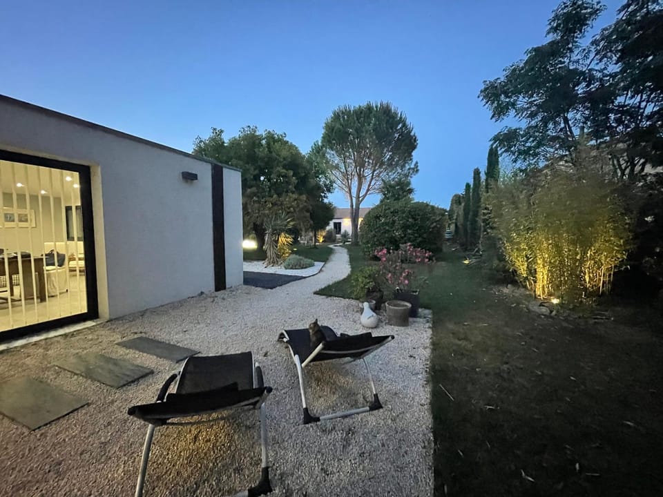 Property building, Patio, Spring, Garden, Garden view, sunbed