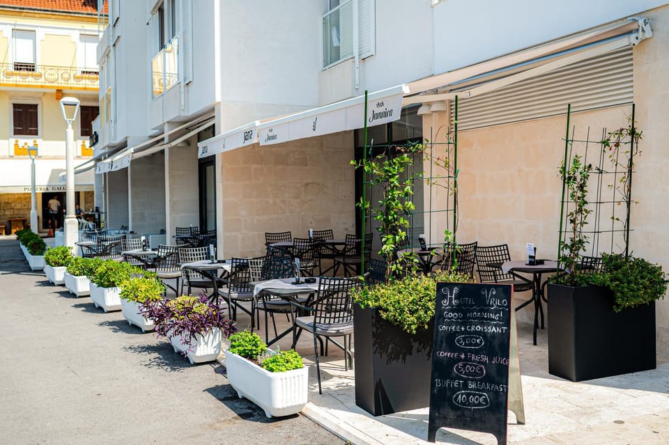 Property building, Patio, Restaurant/places to eat