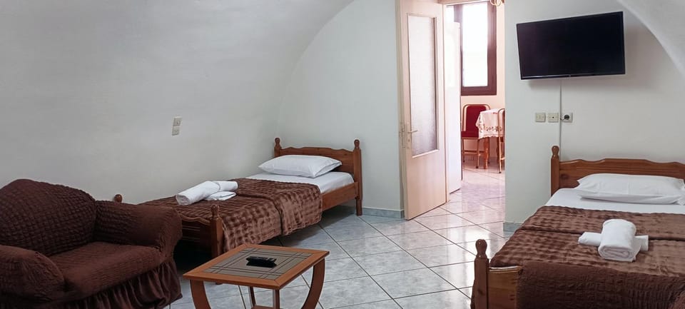 Bed, TV and multimedia, Bedroom, towels