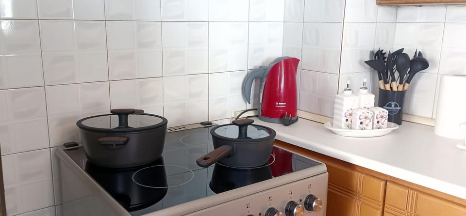 Coffee/tea facilities, Kitchen or kitchenette, stove