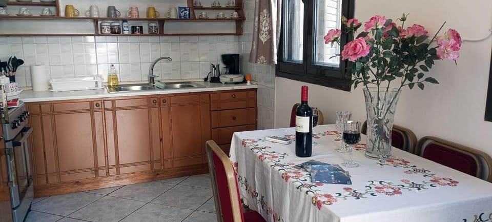 Kitchen or kitchenette, Food and drinks, Dining area, Drinks, Alcoholic drinks