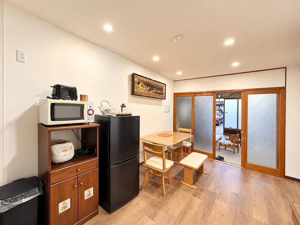 Kitchen or kitchenette, Dining area, minibar