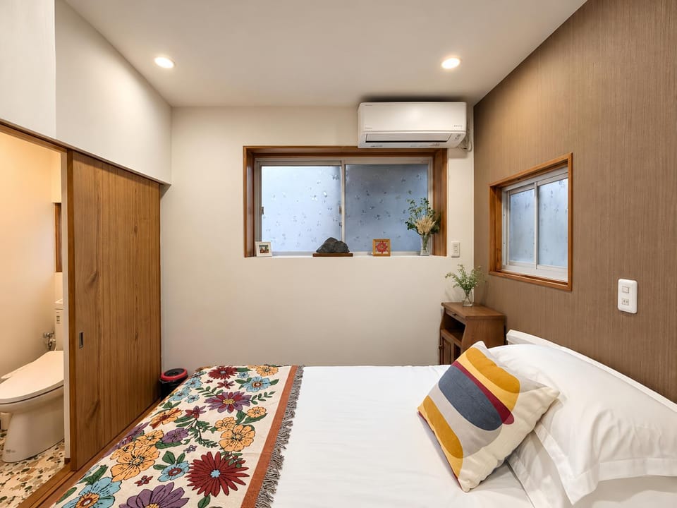 Toilet, Bed, Bathroom, Living room, Photo of the whole room, Seating area, Bedroom, towels, air conditioner