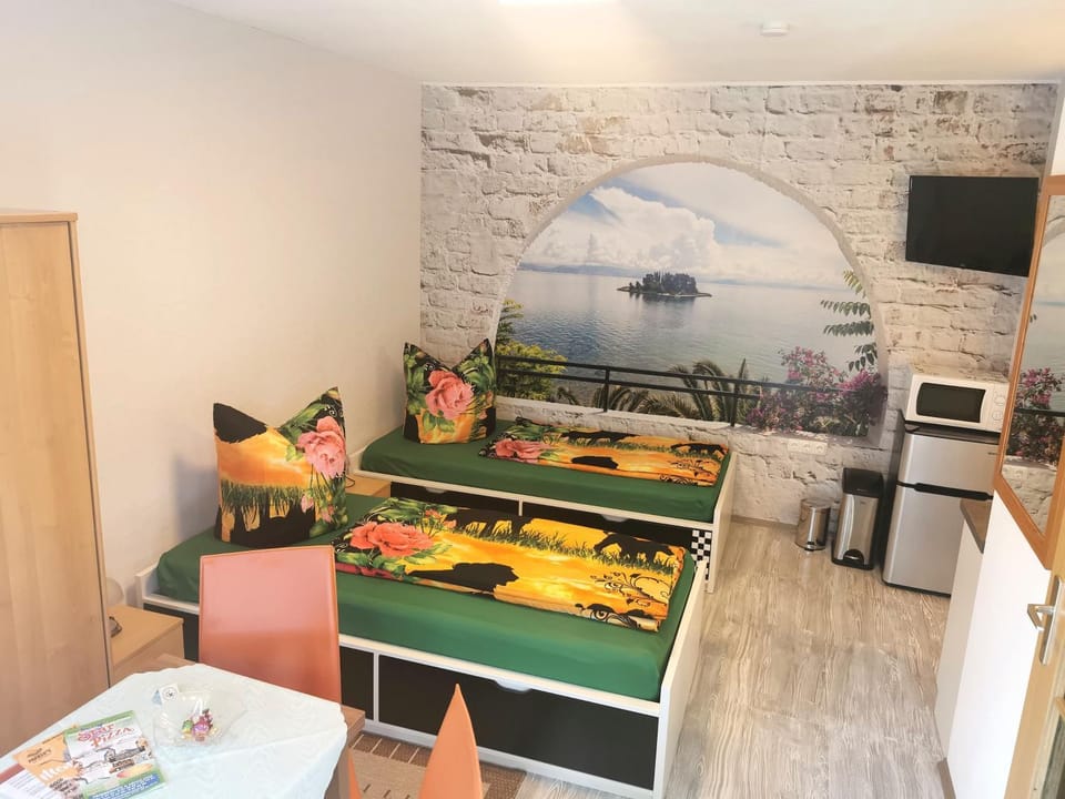 Bed, TV and multimedia, microwave