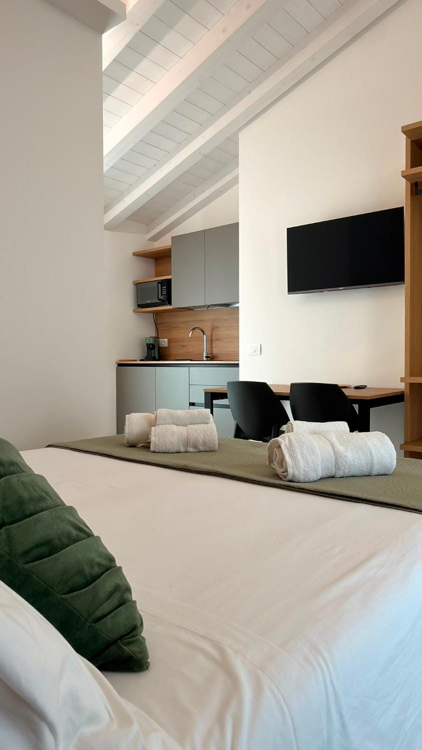 Communal lounge/ TV room, Bed, TV and multimedia, Kitchen or kitchenette, Photo of the whole room, Bedroom