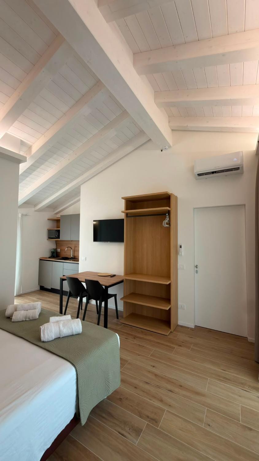 Bed, TV and multimedia, Photo of the whole room, Seating area, Bedroom, wardrobe, air conditioner