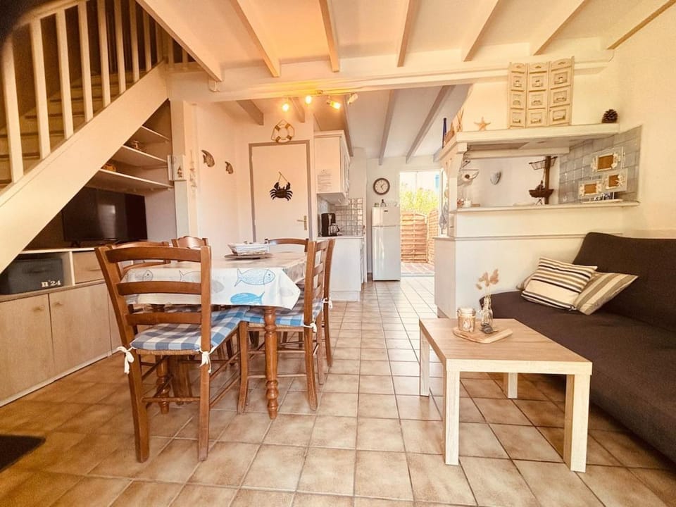 Maison des Embruns in a condominium with pool House in Meschers-sur-Gironde