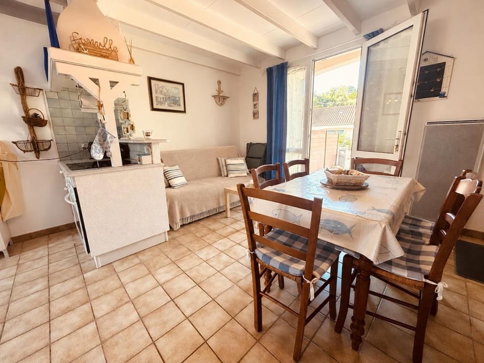 Maison des Embruns in a condominium with pool House in Meschers-sur-Gironde