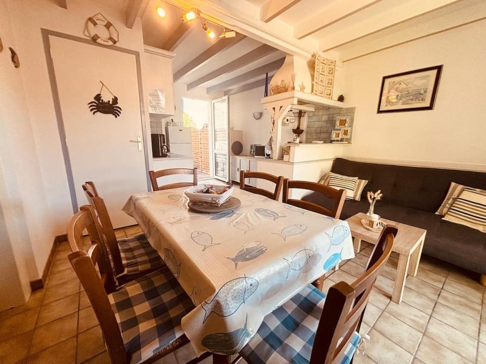 Maison des Embruns in a condominium with pool House in Meschers-sur-Gironde
