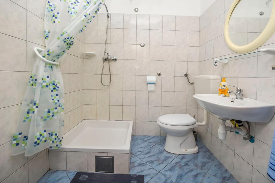 Shower, Toilet, Bathroom, towels