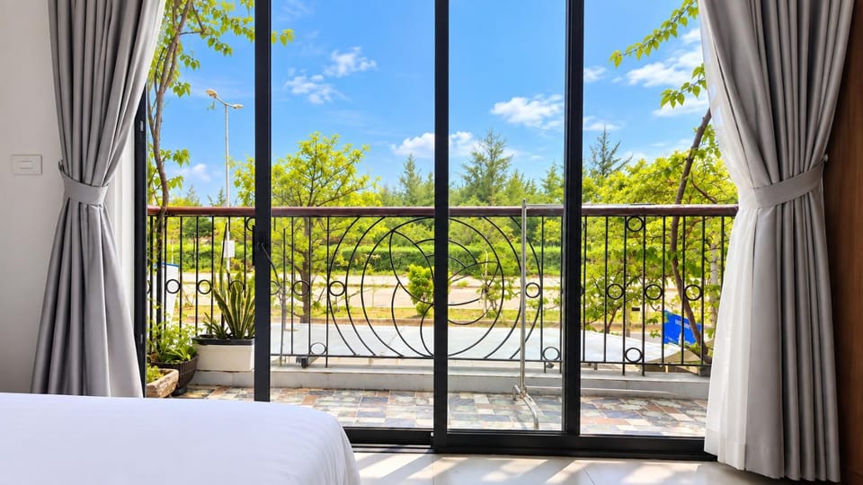 Bed, Day, View (from property/room), Balcony/Terrace, Garden view