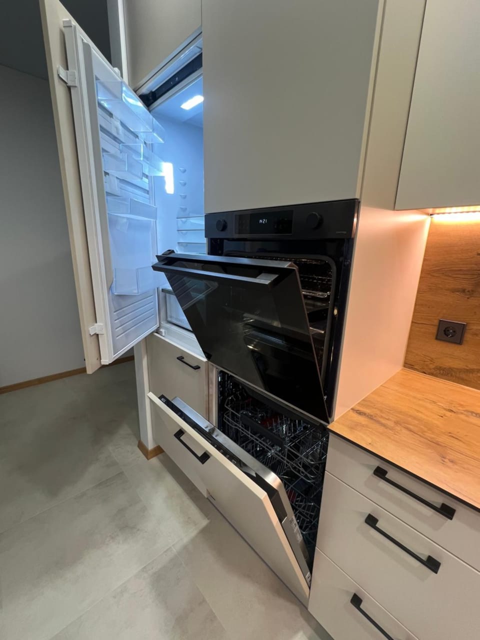 Kitchen or kitchenette, oven