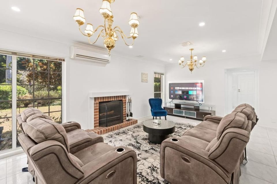 Family Retreat Private Poo Multi Living Full AC House in Brisbane