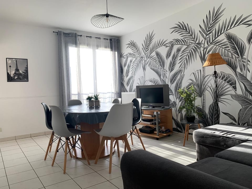 TV and multimedia, Living room, Dining area