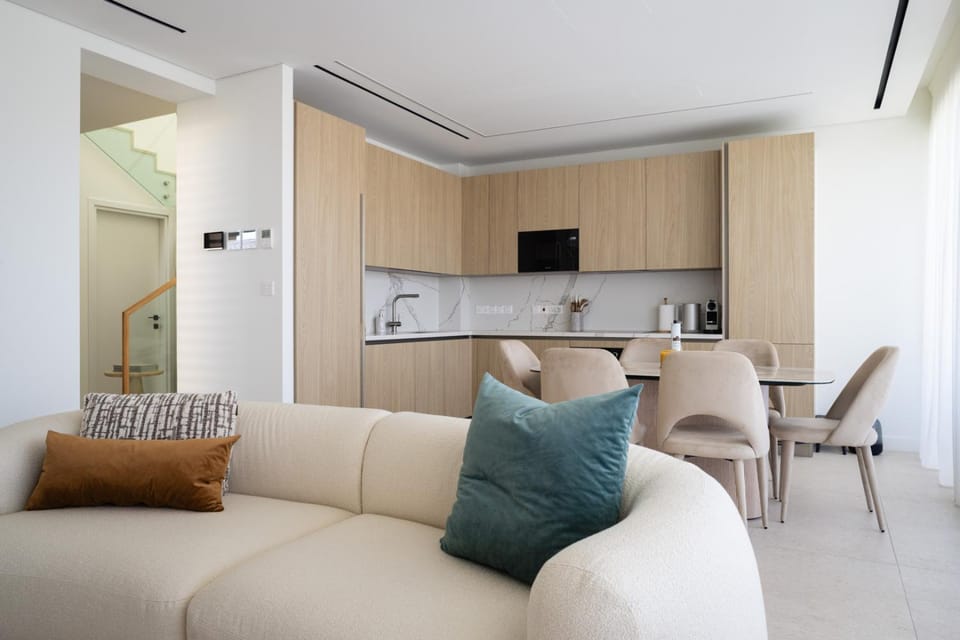 Kitchen or kitchenette, Living room, Seating area, Dining area