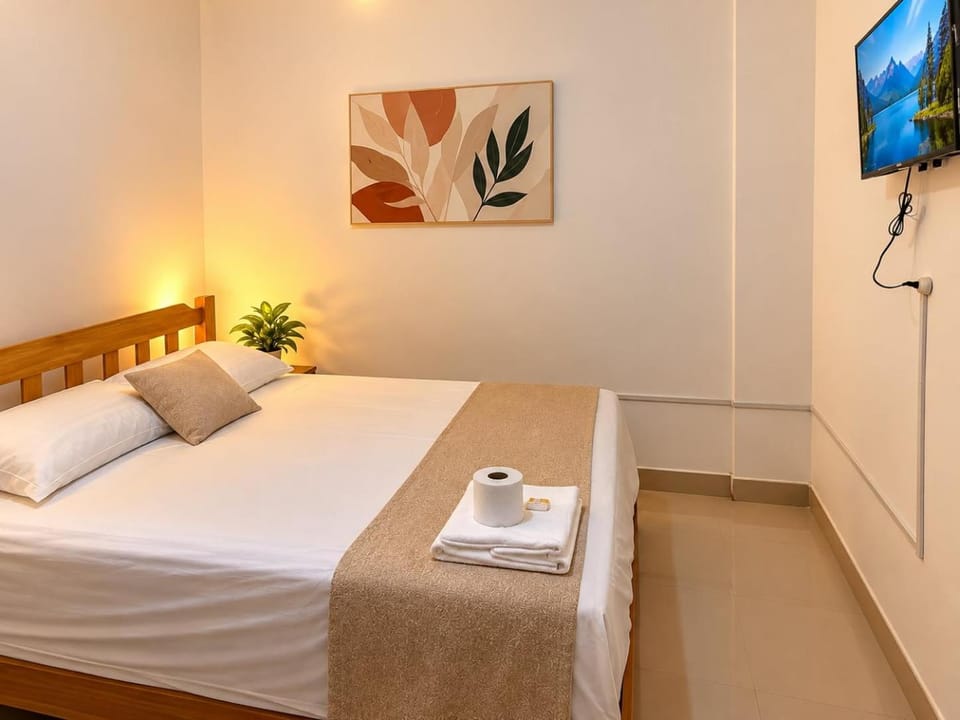 Bed, TV and multimedia, Photo of the whole room, Bedroom, towels