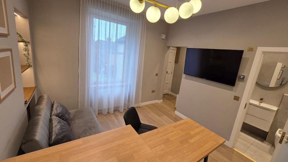 Modern Refurbished Flat Walk to station Apartment in Falkirk