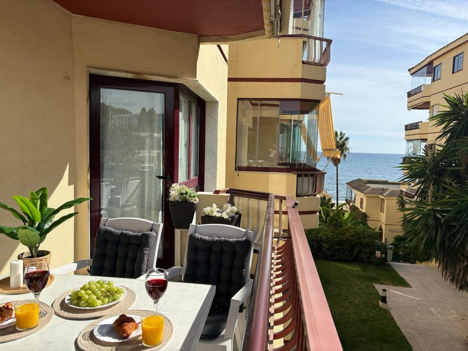 Property building, Day, View (from property/room), Balcony/Terrace, Seating area, Dining area, Food, Sea view
