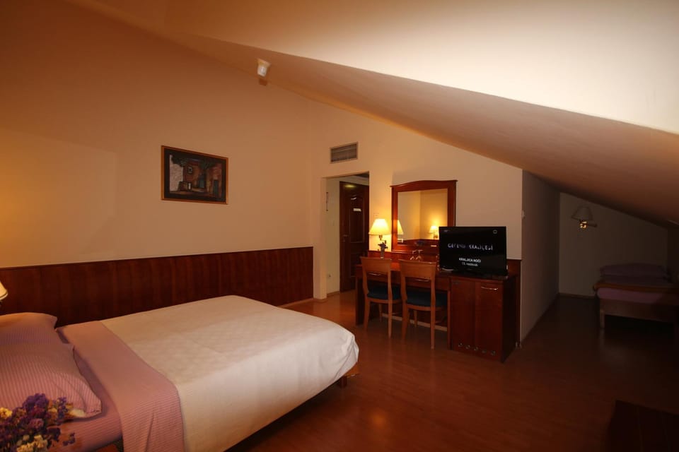 Bed, Photo of the whole room, Decorative detail