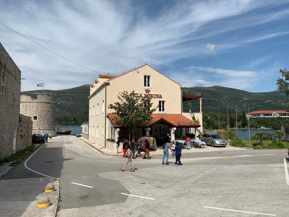 Nearby landmark, Restaurant/places to eat, Neighbourhood, Natural landscape, Coffee/tea facilities, View (from property/room), Balcony/Terrace, Seating area, Landmark view, Mountain view, Sea view, Street view