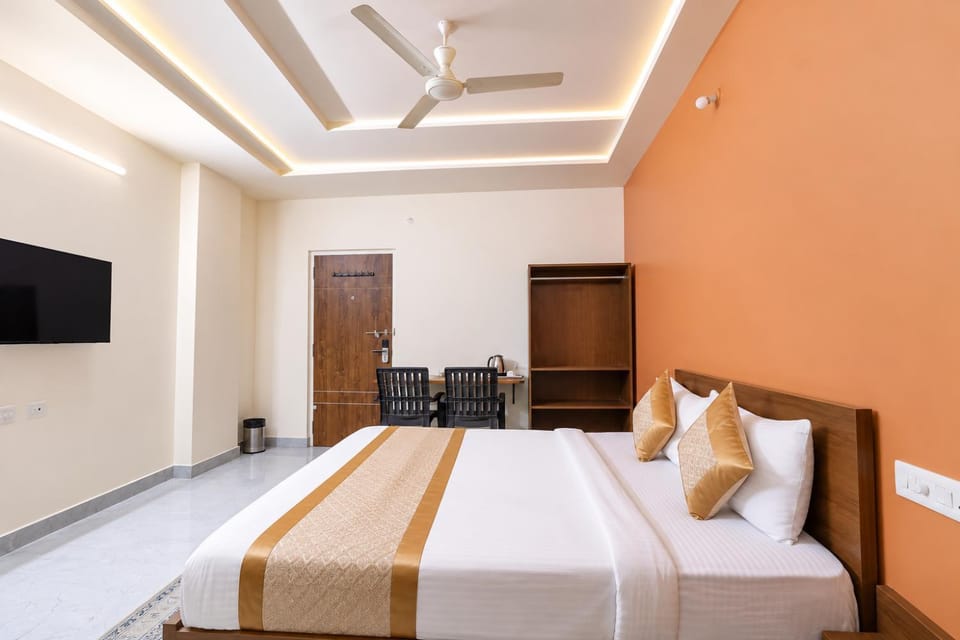 Bed, TV and multimedia, Bedroom