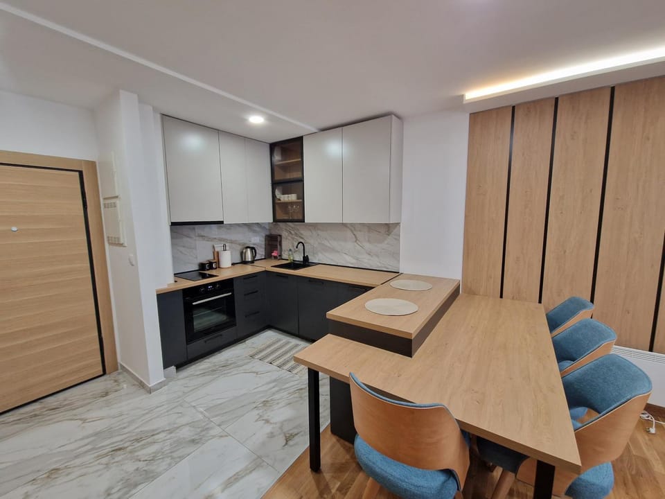 Kitchen or kitchenette, Dining area, stove