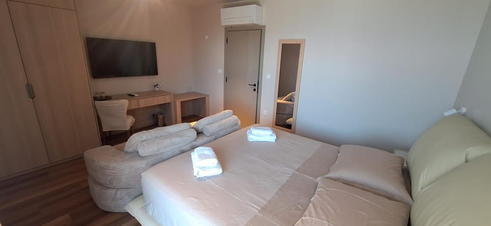 Bed, Seating area