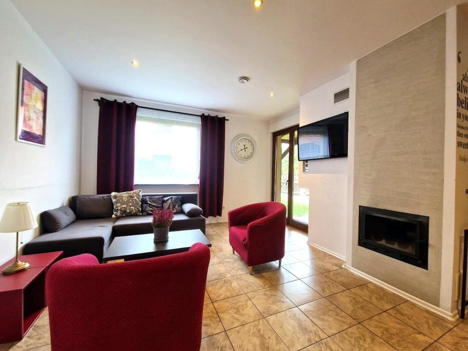 Communal lounge/ TV room, TV and multimedia, Living room, Seating area, Evening entertainment