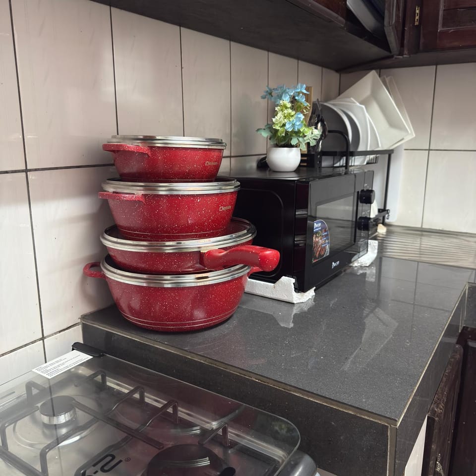 Coffee/tea facilities, Kitchen or kitchenette, microwave, stove